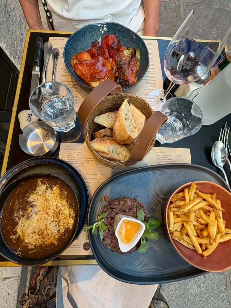 鴨のコンフィ、オニオングラタンスープ、牛肉のタルタル